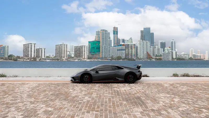 How to Choose the Perfect Luxury Vehicle for Your Year-end Events in Miami