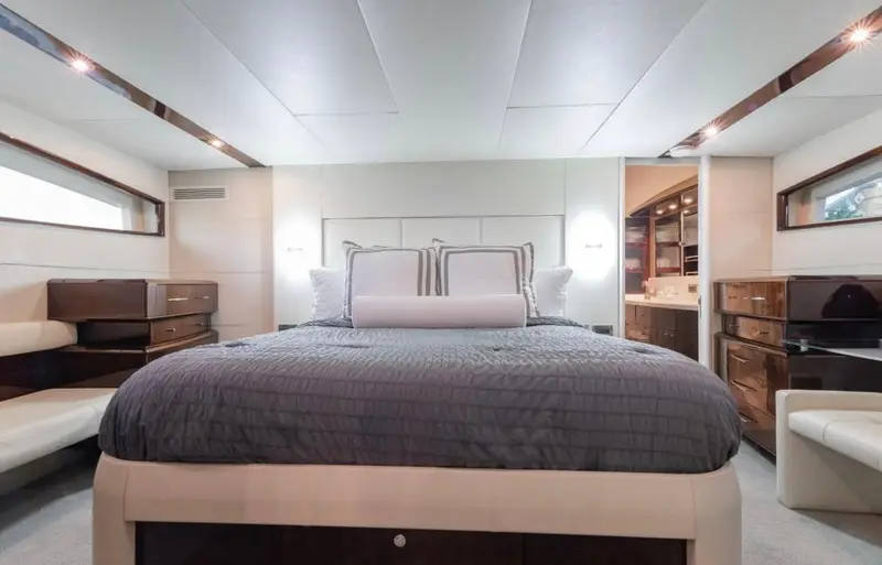 75' Lazzara yacht charter Miami — photo 9