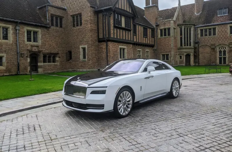 Exploring the Rolls Royce Spectre