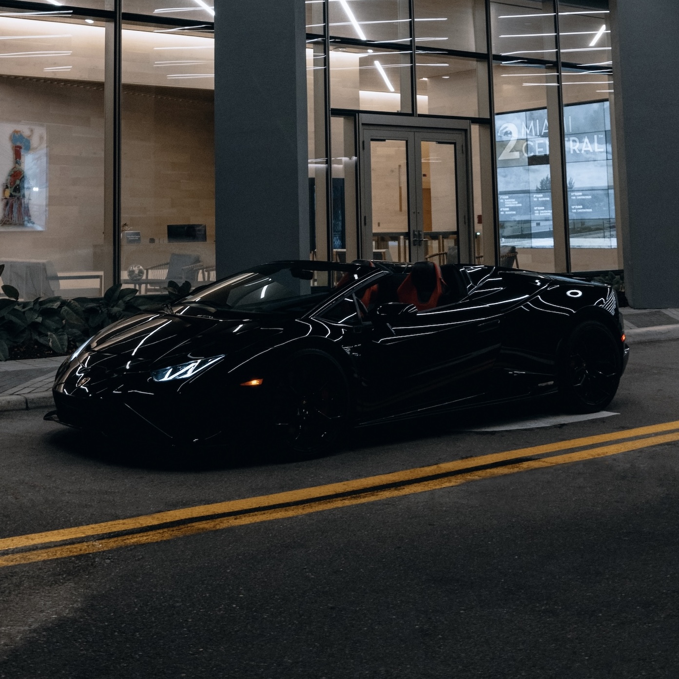 Evo Spyder vs Hard-Top Supercars: What Works Best in Miami?