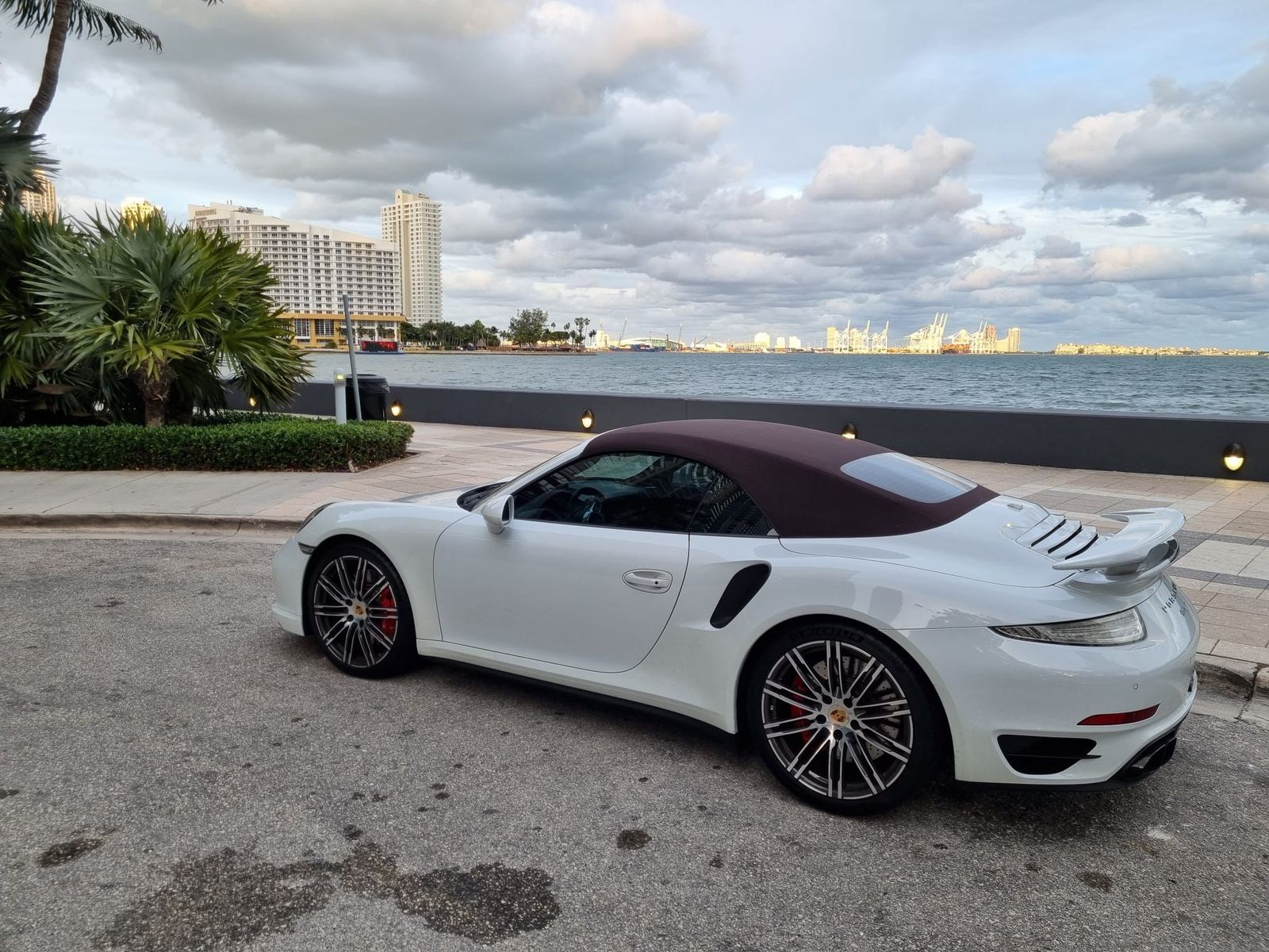 Top 10 Features to Look for in a Miami Luxury Car Rental