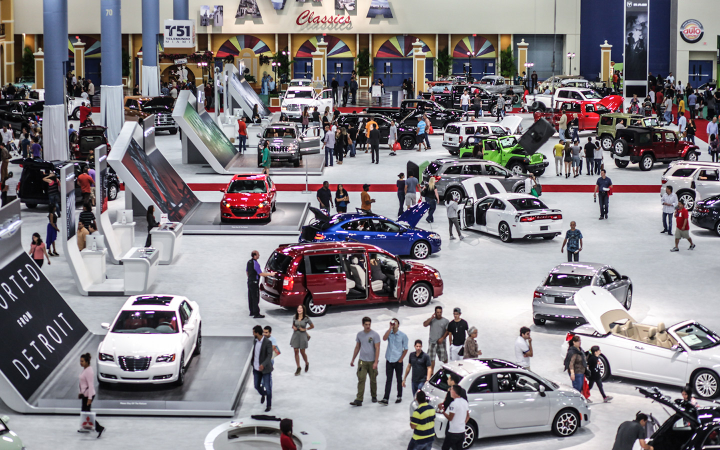 How to Choose the Perfect Luxury Vehicle for Your Year-end Events in Miami