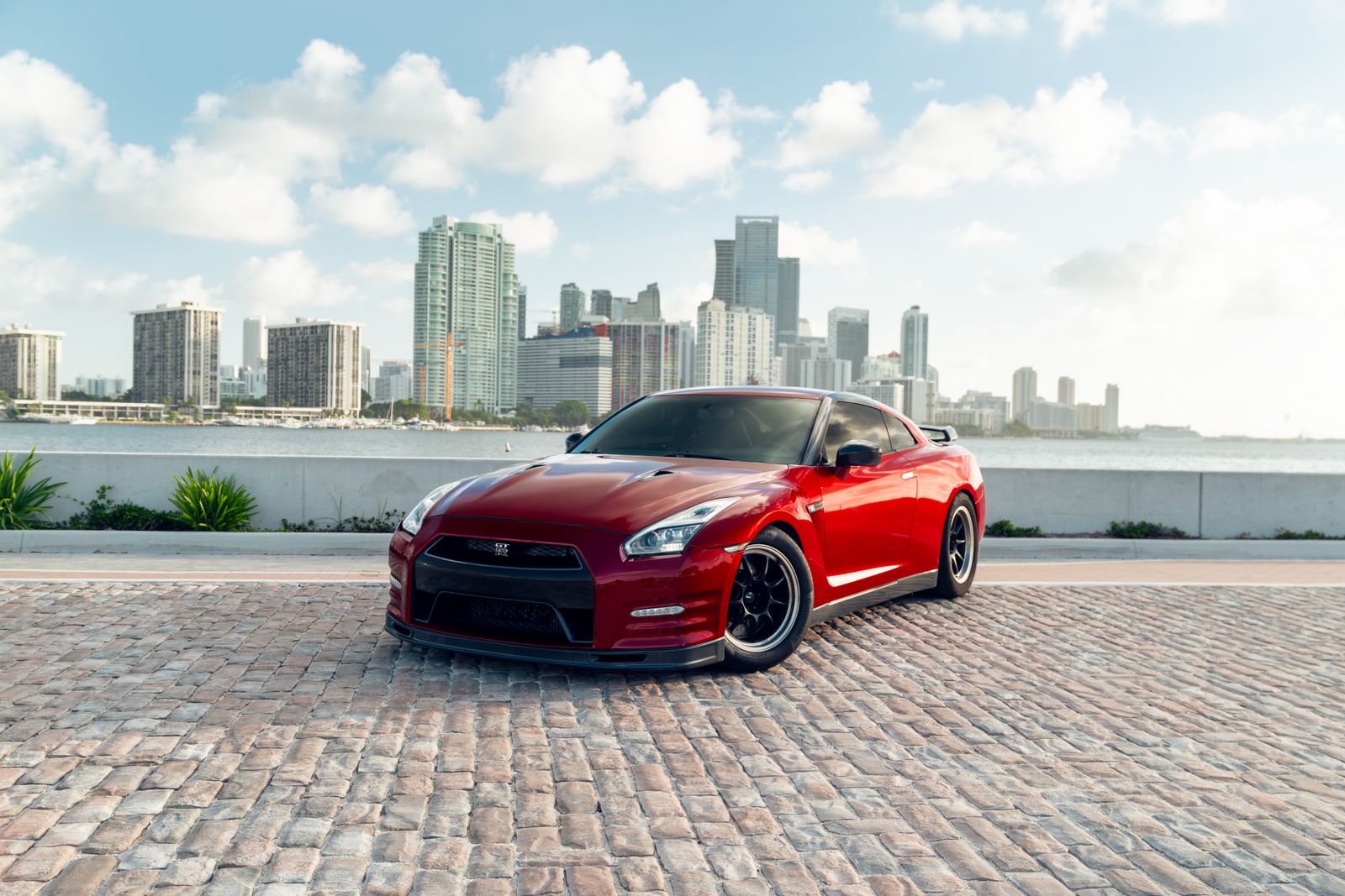 Nissan GT-R R35 Rental Guide in Miami: Performance, Handling & Road Conditions