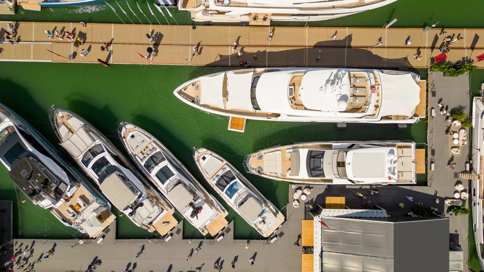 Miami International Boat Show 2026: Yacht Charter Tips & Highlights